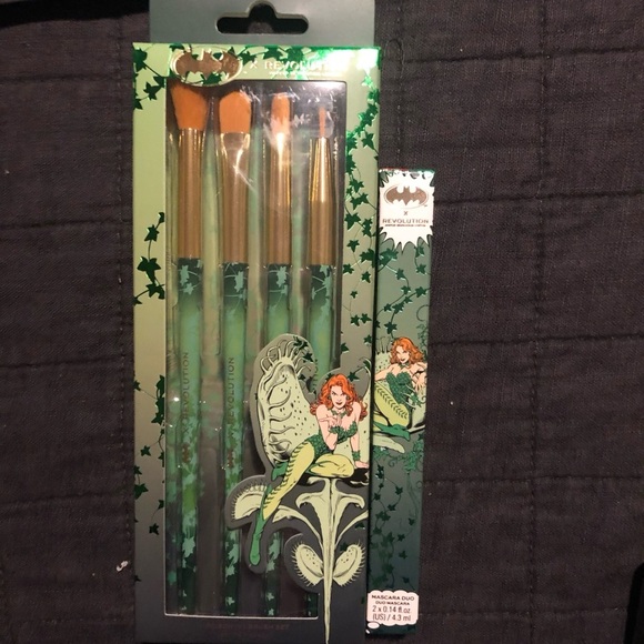 DC x‎ Revolution Poison Ivy Makeup: ALL NIB - Picture 1 of 3